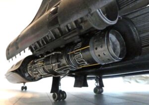 ５．跳ね上げた主翼の裏にリブを入れてから先のエンジンを装着