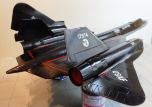 ８．黒く見えたところでデカール貼りしたものの、経年劣化で悪戦苦闘