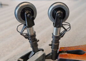 ９．脚柱のオレオにはアルミテープ、パイプは糸ハンダを使用