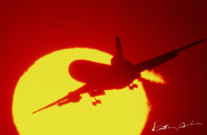 早朝の羽田、実機による機長の６か月点検飛行のDC-10と朝陽を捉える／羽田空港／１９７９年