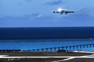 わが国唯一の大型ジェット機訓練飛行場で飛行訓練をするＤＣ－８／下地島空港／１９８１年