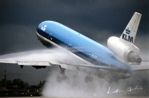 暴風雨が荒れ狂う中をテイクオフするKLMのDC-10／オランダ・スキポール空港／１９８６年