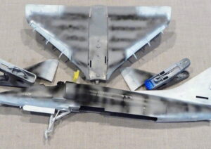 ２．基本組立が終わったところでパネルラインが浮かんでくるよう、黒を吹きました。