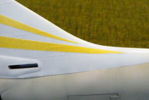 ３．インテイクリップや垂直尾翼のブルーテイルは塗装するので、マスキングしています。