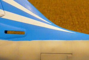 ４．青は『空色』という言葉がピッタリなほど美しく、そのときの記憶を元に混色して吹きつけます。