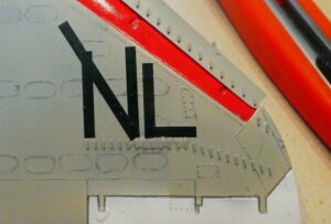 ５．黒のベタデカールから細切りしたものを組み合わせて、尾翼と主翼のNLレターを作りました。