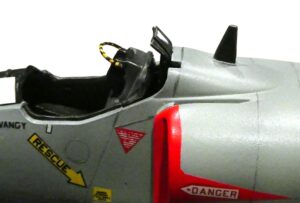 ６．操縦席はパイロットを乗せるので、フェイスカーテンハンドルと風防を支える受け台だけを追加。