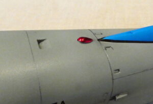 ７．背中のACLはクリアパーツに替えていないので、キッチンテープを貼り、クリアレッドで塗りました。