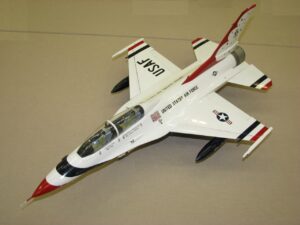 1/32 スケール　USAF Demonstration Squadron Thunderbirds F-16D / C型を改造 / ハセガワ製 / 複座への改造パーツは、イスラキャストのレジン。