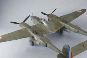塗装の剥げは先に銀色（スーパージュラルミン）を塗装。機体の色をはがして銀色をだしています。