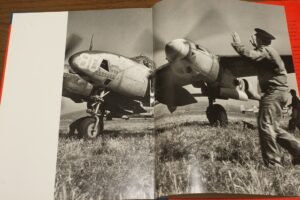 サンテグジュペリ本人が搭乗している写真集。