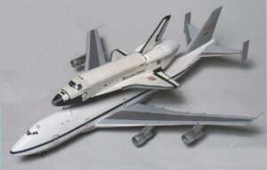 1/100 スケール　Boeing 747 SCA / Nitto製、Space Shuttle Challenger OV-099 / タミヤ製/オービターのテイルコーンは自作