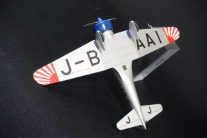 神風号３　キットの翼端は形状が違うので修正しました。付属のデカールは使えなくましたので朝日のマークは塗装仕上げです。